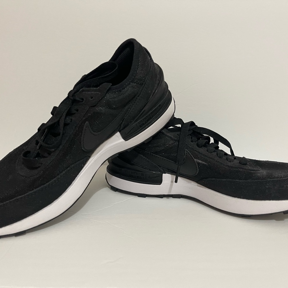 Nike Black and White Sneakers Sleek Design